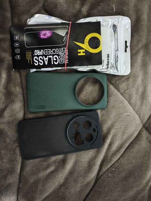 Продавам два кейса и протектор за Xiaomi 15 Ultra