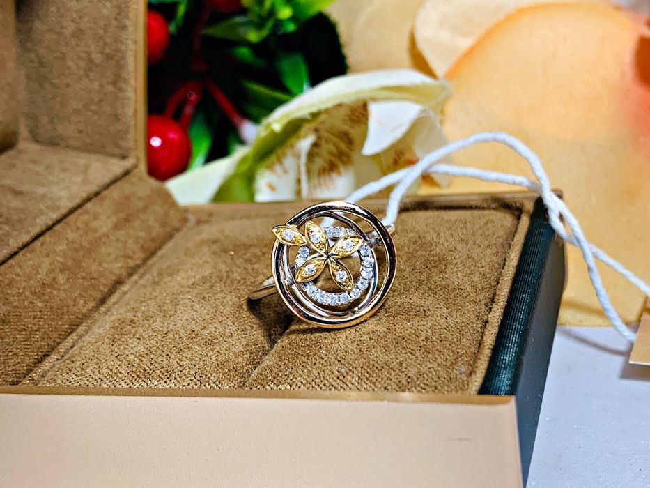 Нежное золотое кольцо с бриллиантами