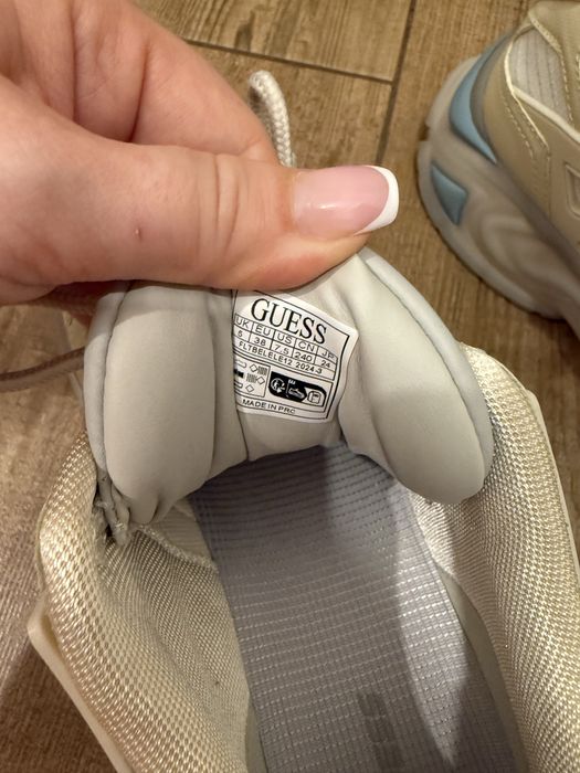 Adidasi Guess marimea 38