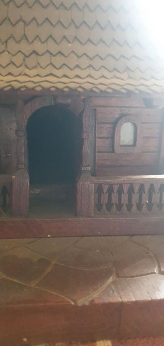 Machetă din lemn interpretând o biserică