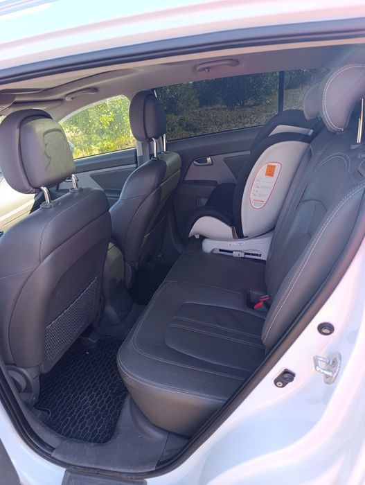 Vând KIA SPORTIGE 136CP,4X4, Motor 2.0, Cutie manuala, Albă, full