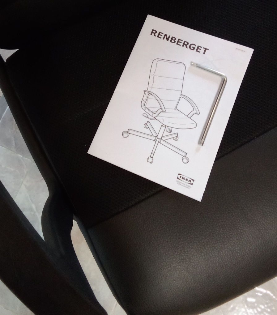 Офис стол Renberget, закупен от Ikea