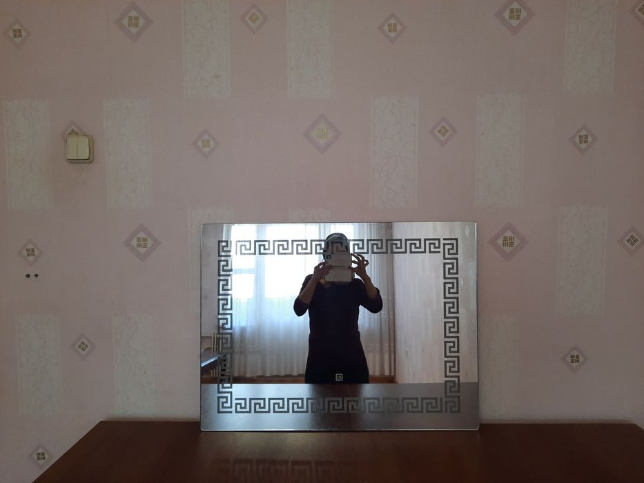 Зеркало настенное, с подсветкой