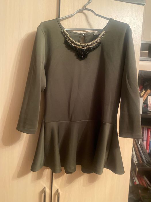 Блузка с баской р-р 48