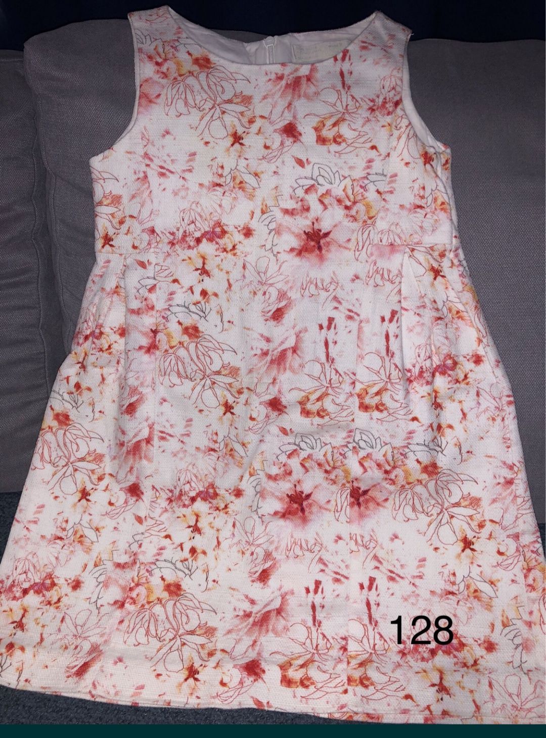 Vând rochițe(măr.116,128,134,140)