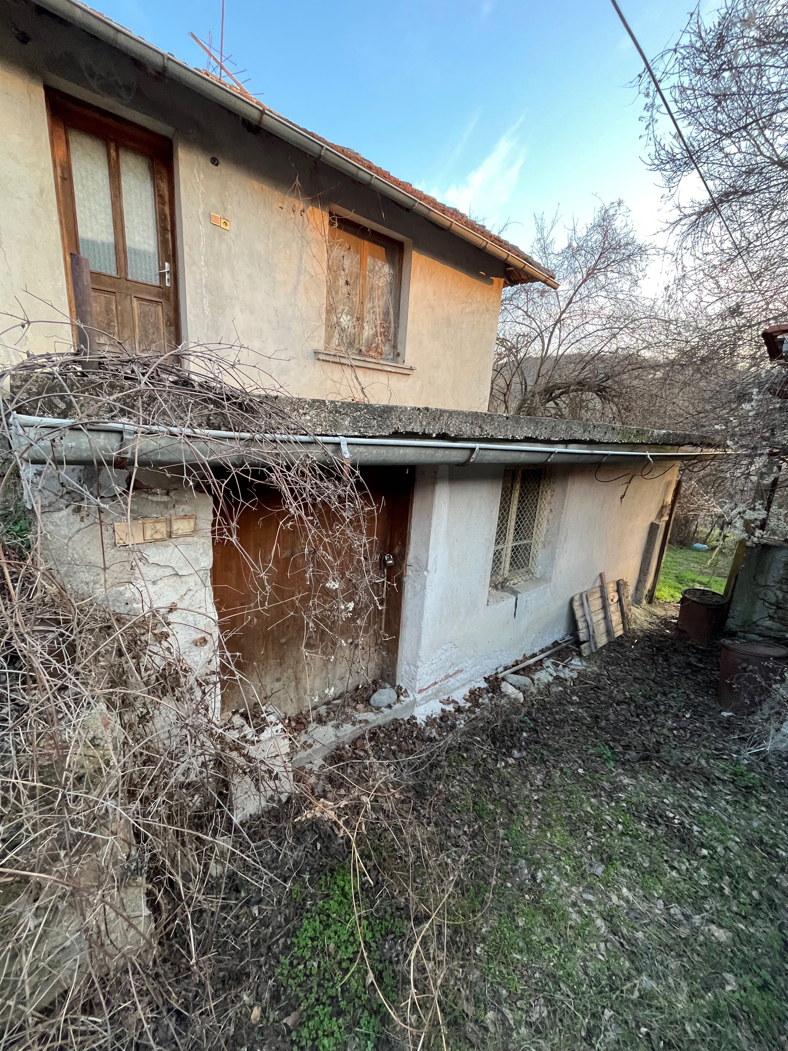 Продавам имот в с. Гостиня