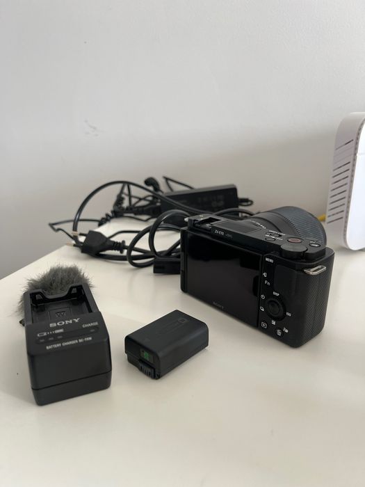 Sony ZV E10 cu obiectiv sigma de 30 mm / încărcător și adaptor CA orig