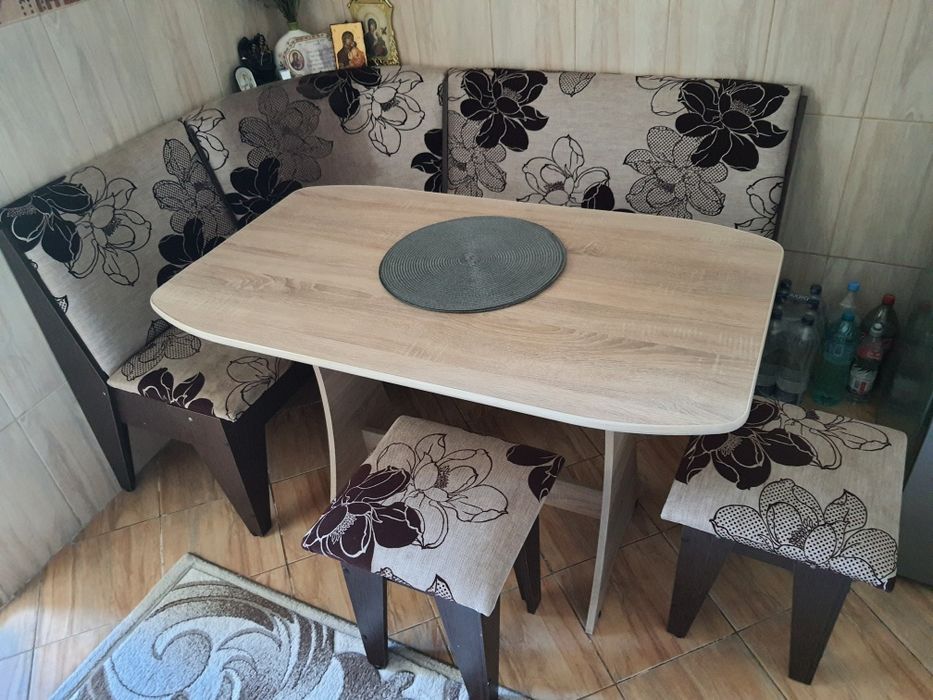 Vând colțar bucătărie cu masa și 2 scaune