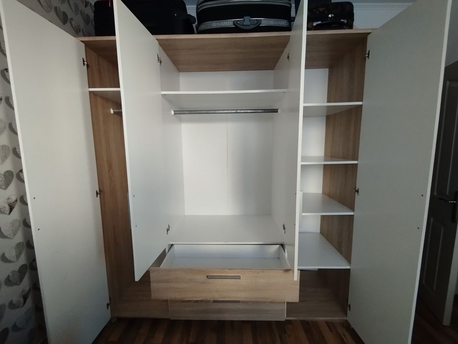 Гардероб четирикрилен с огледало.