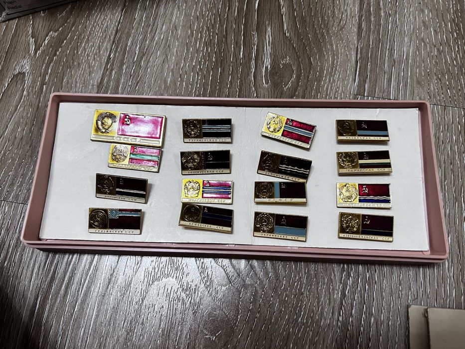 набор значков с флагами союзных республик СССР