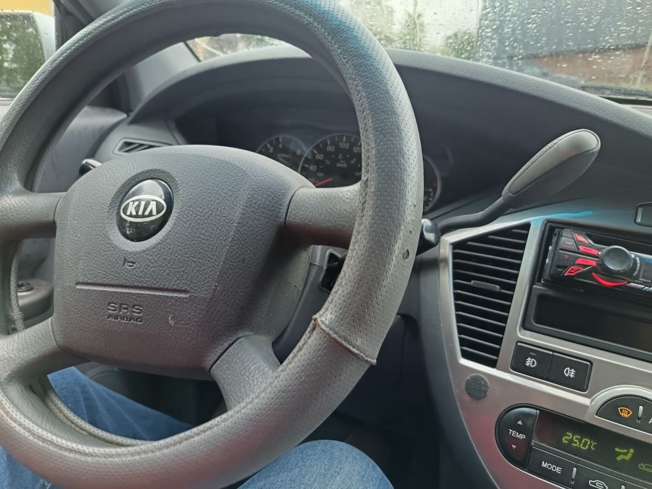 Vând 2 auto KIA Carens Automatic diesel, a doua este neînmatriculată.