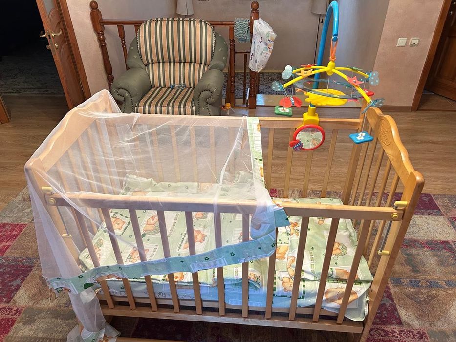 Детская кровать, стул, прогулочная коляска, манеж и бустер