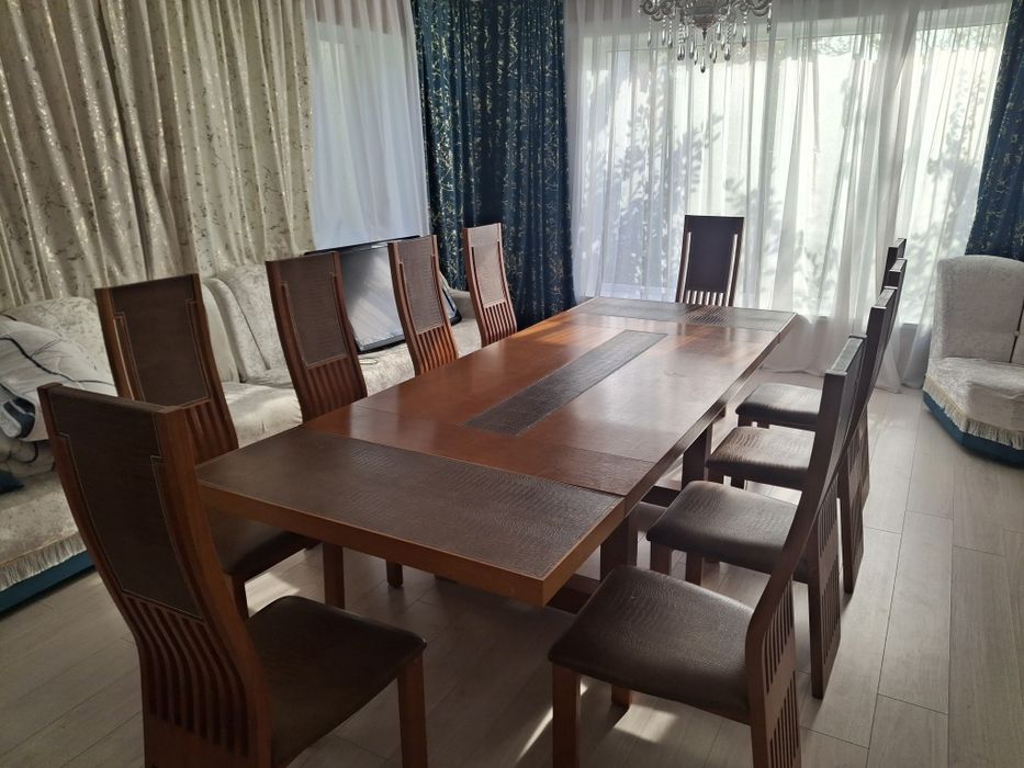 Стол и стулия из дерева