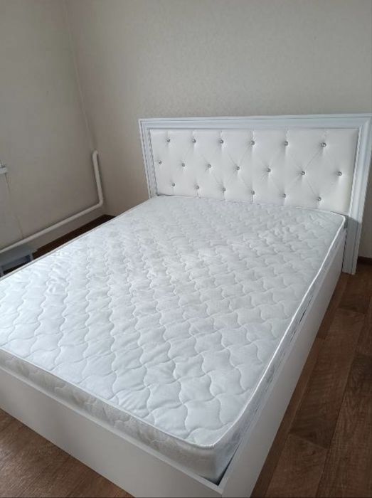 Продам двухспальную кровать с матрасом 30 000 тг.