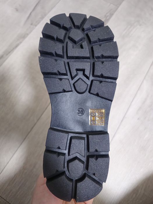 Детски лачени боти с висулки