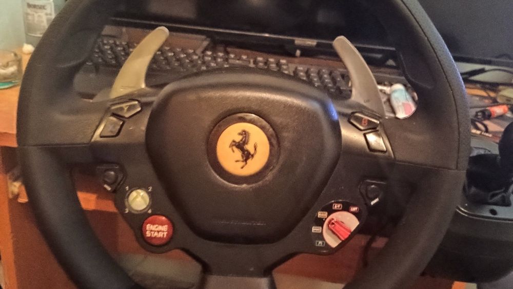 Vând volan thrustmaster ferari 458 Italia și schimbător de viteze usb