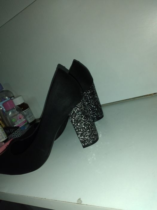 Vând pantofi stiletto