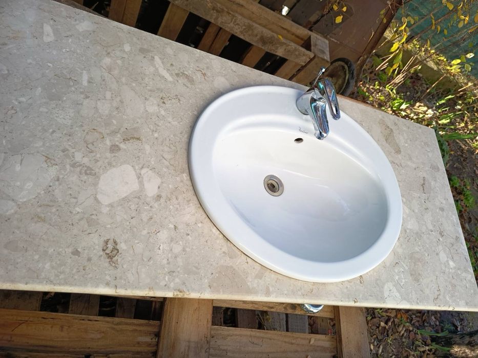 Плот с мивка от технически камък