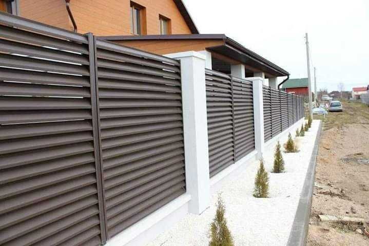 Garduri din panouri stil jaluzele, sipca metalica, tabla, plasa si BCA