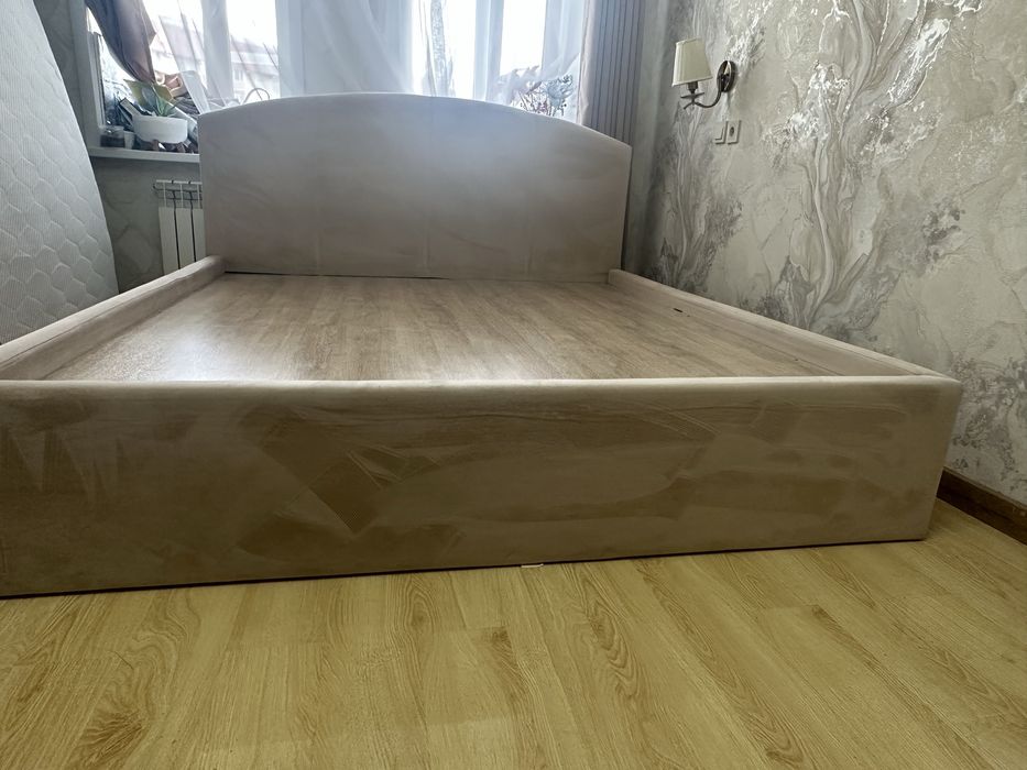 Продаю двуспальнюю кровать