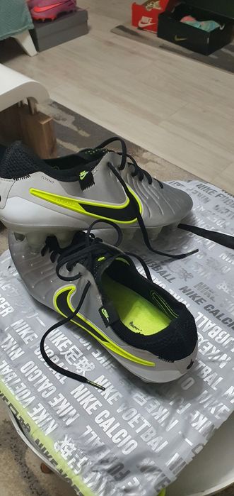 Ghete de fotbal putin folosite marimi 38,5 pana ls 42.