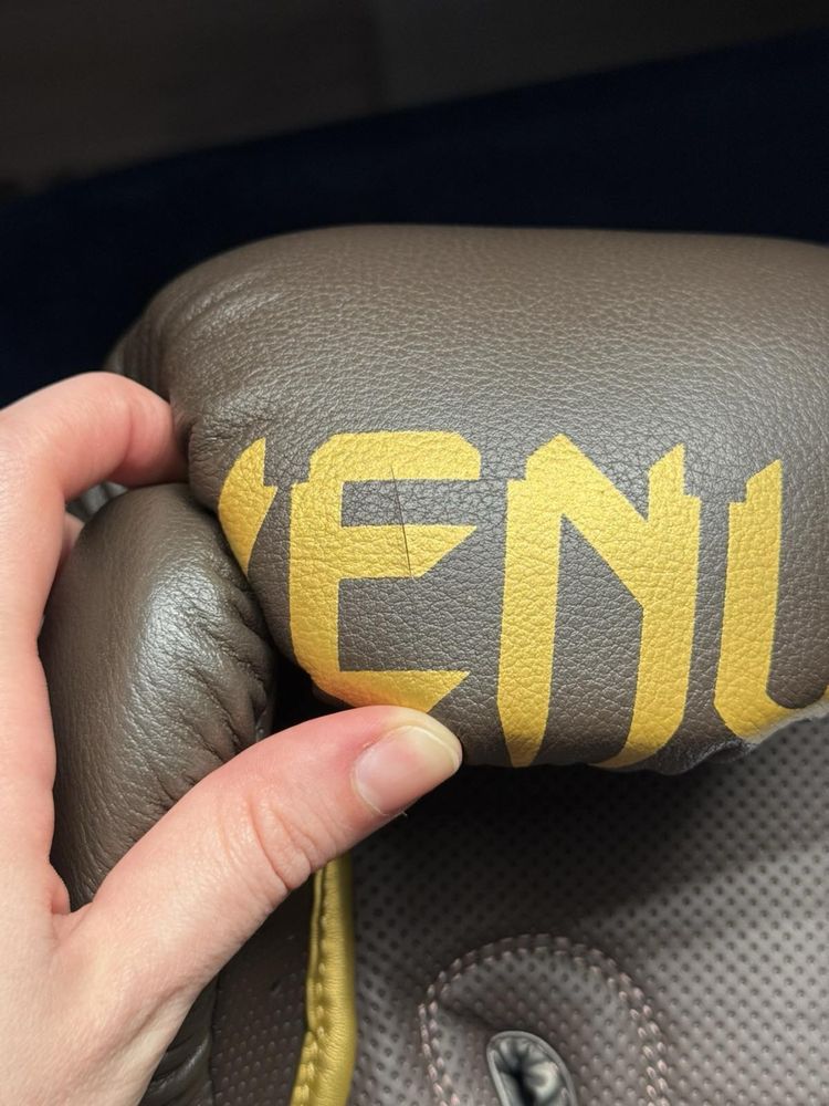 Боксови ръкавици Venum Reverso 14 OZ boxing gloves