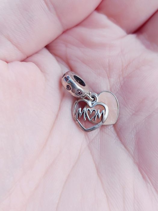 Talisman tip pandantiv cu inimioara cu inscriptia Mom, Pandora