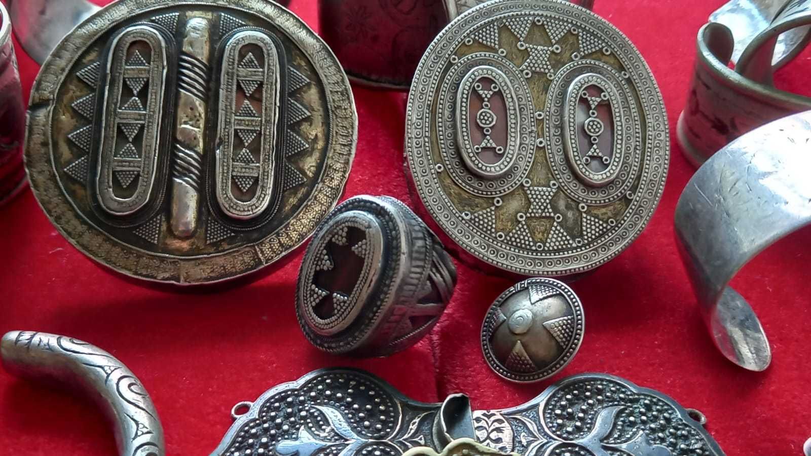 продам коллекцию антикварных национальных украшений. серебро. звоните.