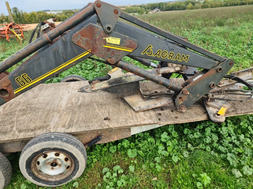 Încărcător tractor  cu joistik trei funcții 1