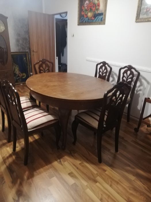 Vând masă mare extensibilă cu scaune baroc. stejar