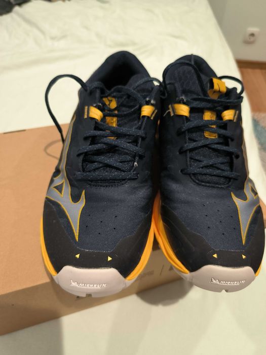 Продавам маратонки Mizuno №43, тъмносини. Топ състояние.