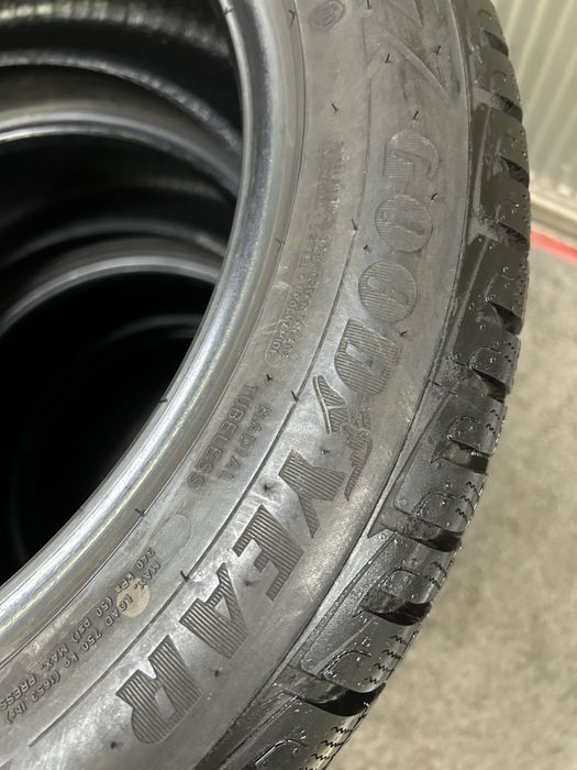 215/55/17 Goodyear Ultra Grip Performance Gen 1 Зимни 4 броя 9 мм