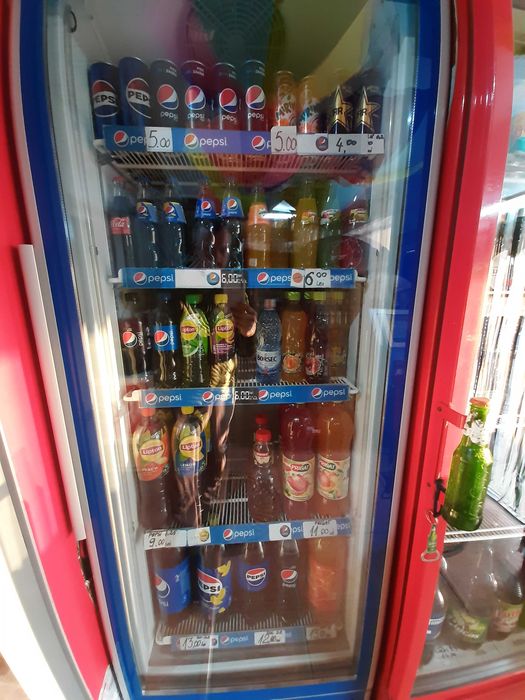 De vânzare două vitrine verticale pentru băuturi