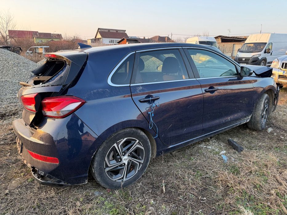 Dezmembrări Hyundai i30 2020 PD a 3 generație motor benzină pde cod motor G4LG-6l cilindree 1498. 80,9 Benzină