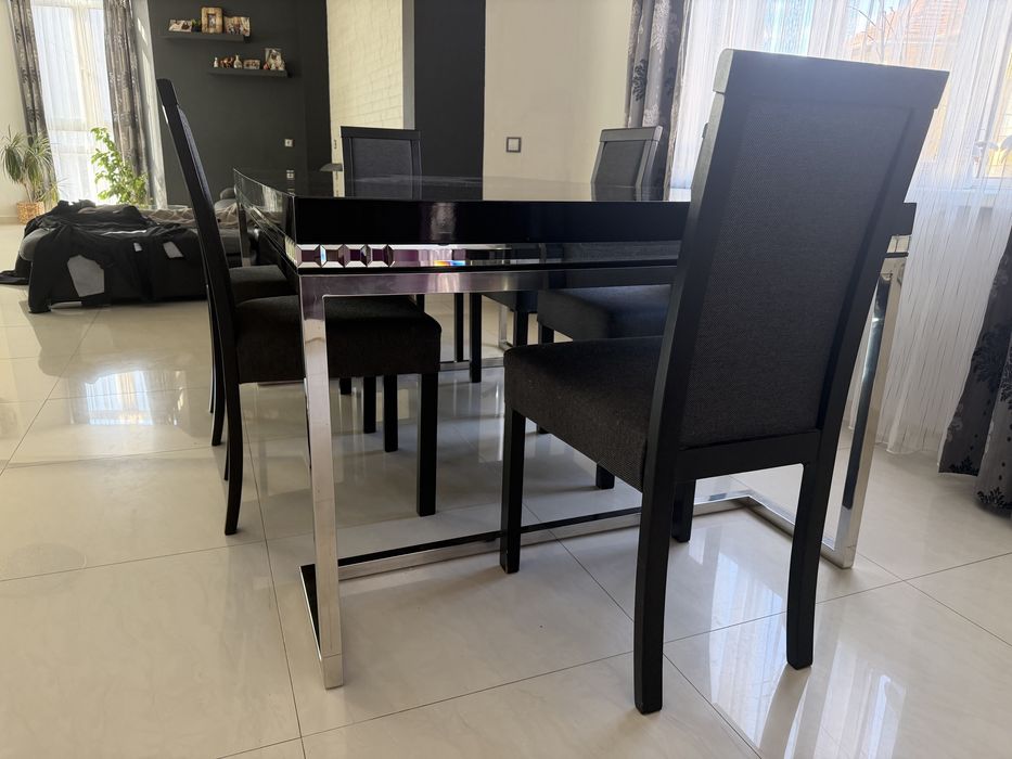 Трапезна маса със столове