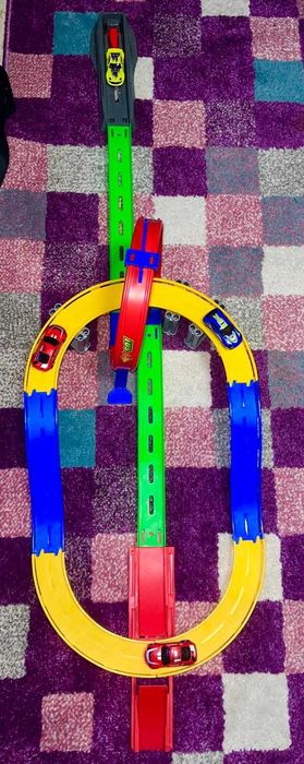 Pista cu 4 masinute incluse, rotire la 360 grade