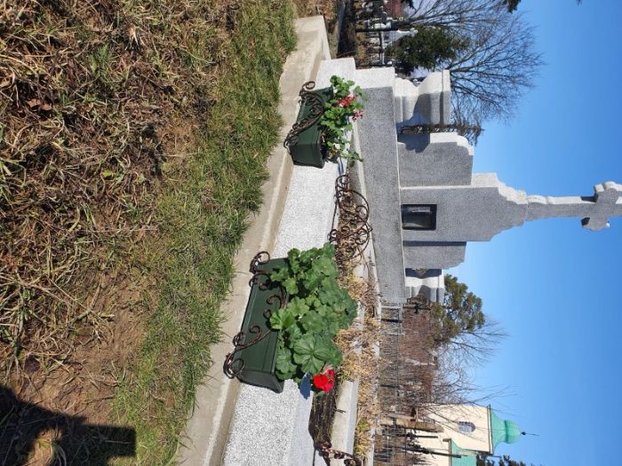 Suport Flori , jardiniere mormant , cavou , cripta , cimitir fier forj