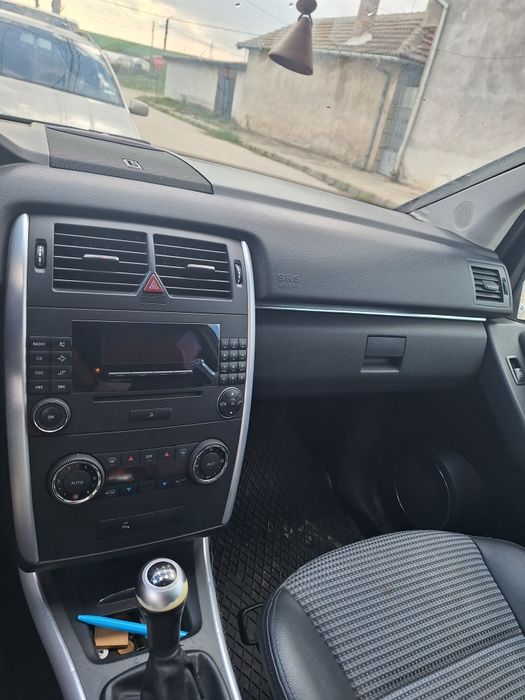 Mercedes B200.     .