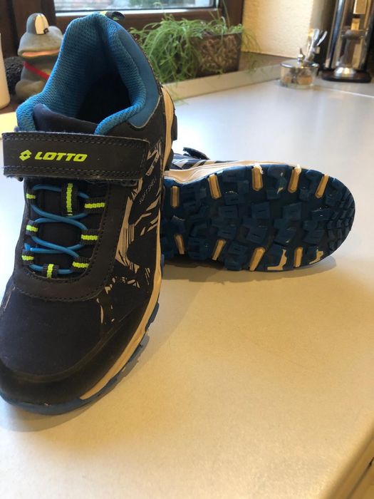 Pantofi Lotto pentru drumeti