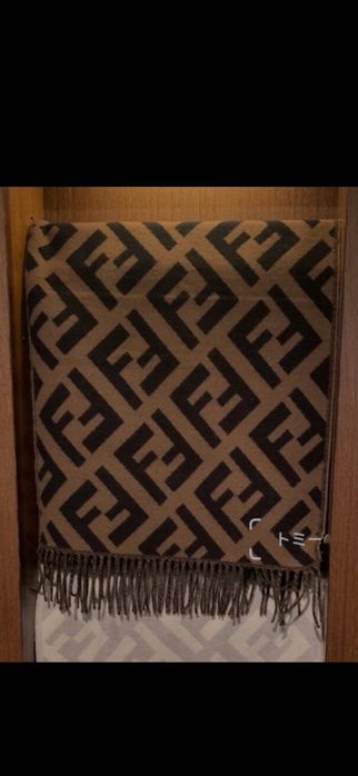 Fular Fendi, model 2026