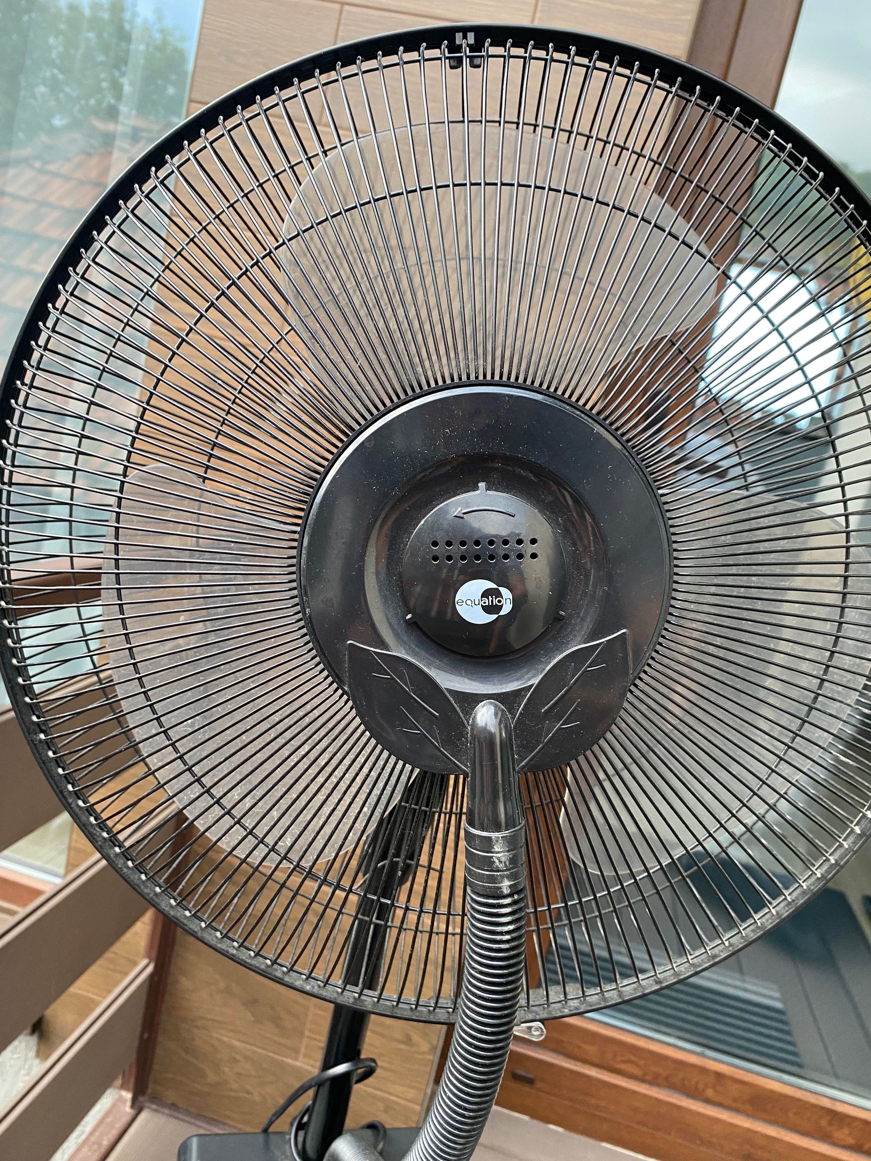 Ventilator cu picior,cu pulverizator apa.