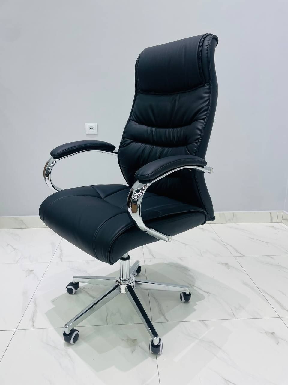 Офисное кресло для руководителя модель 8045