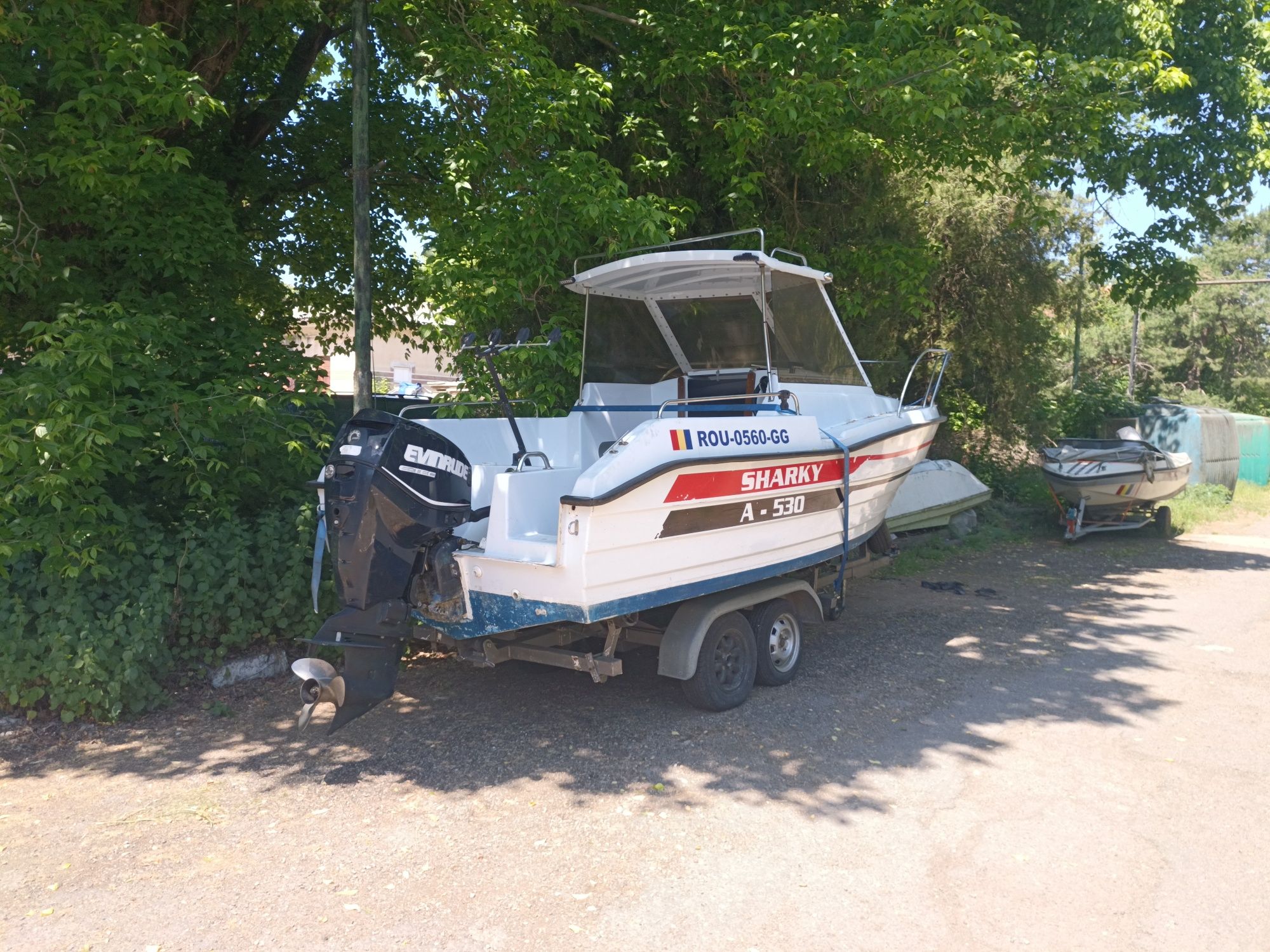 Barca cabinată cu motor și peridoc