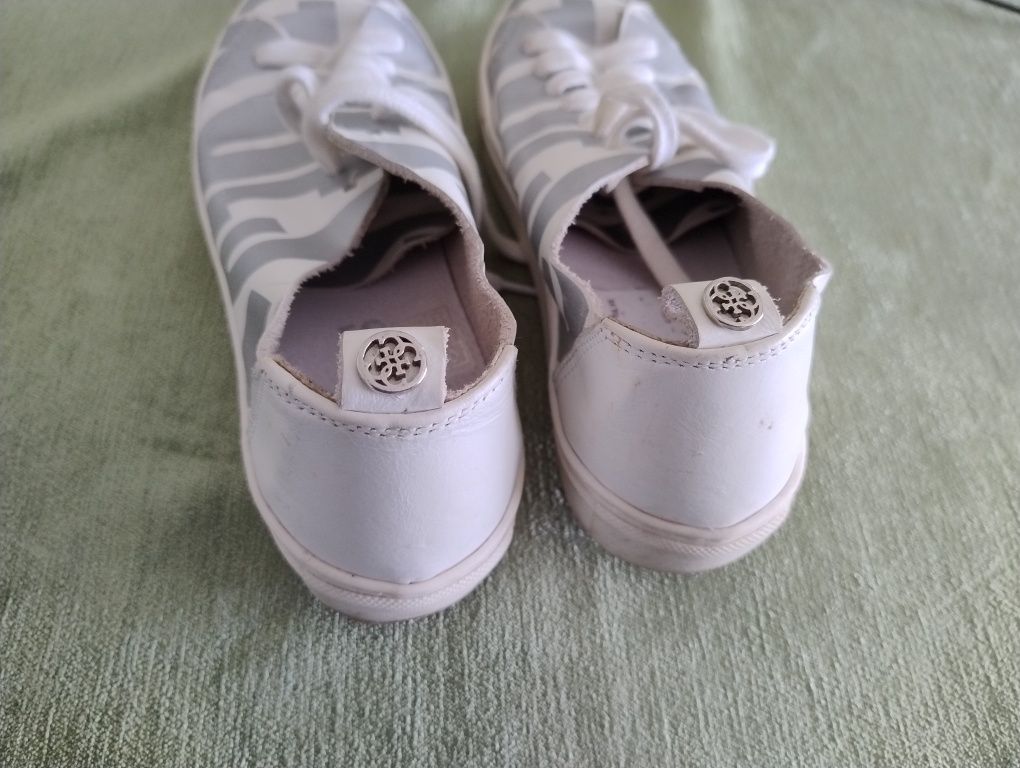 Оригинални обувки Guess