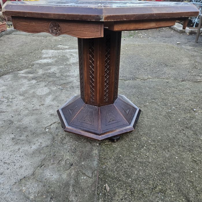 Masă octogonală din lemn, sculptată manual, cu modele