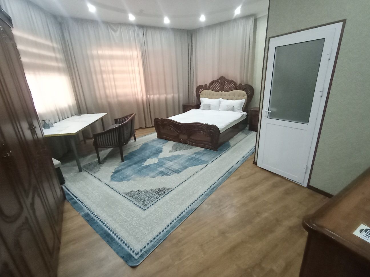 gastinitsa 1 kishi  100.000. Talab e.h. :pasport, zaks talab qilinadi