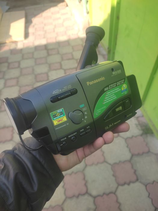 Продам видеокамеру с касетами новый