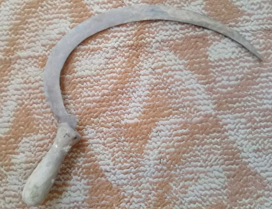 стар сърп с шарка по острието