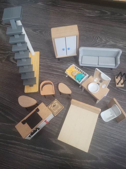 Vând casa de lemn pentru păpuși, cu accesorii