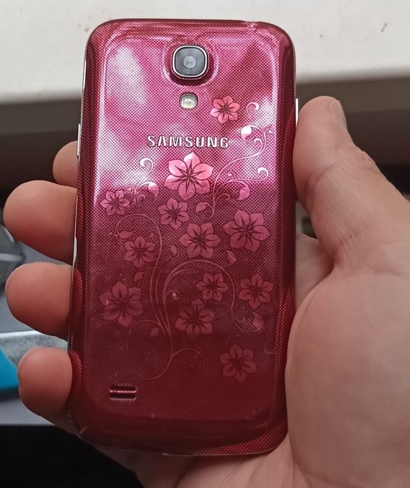 Vând telefon Samsung GT,în stare f buna. 
Este un telefon micuț cu toc